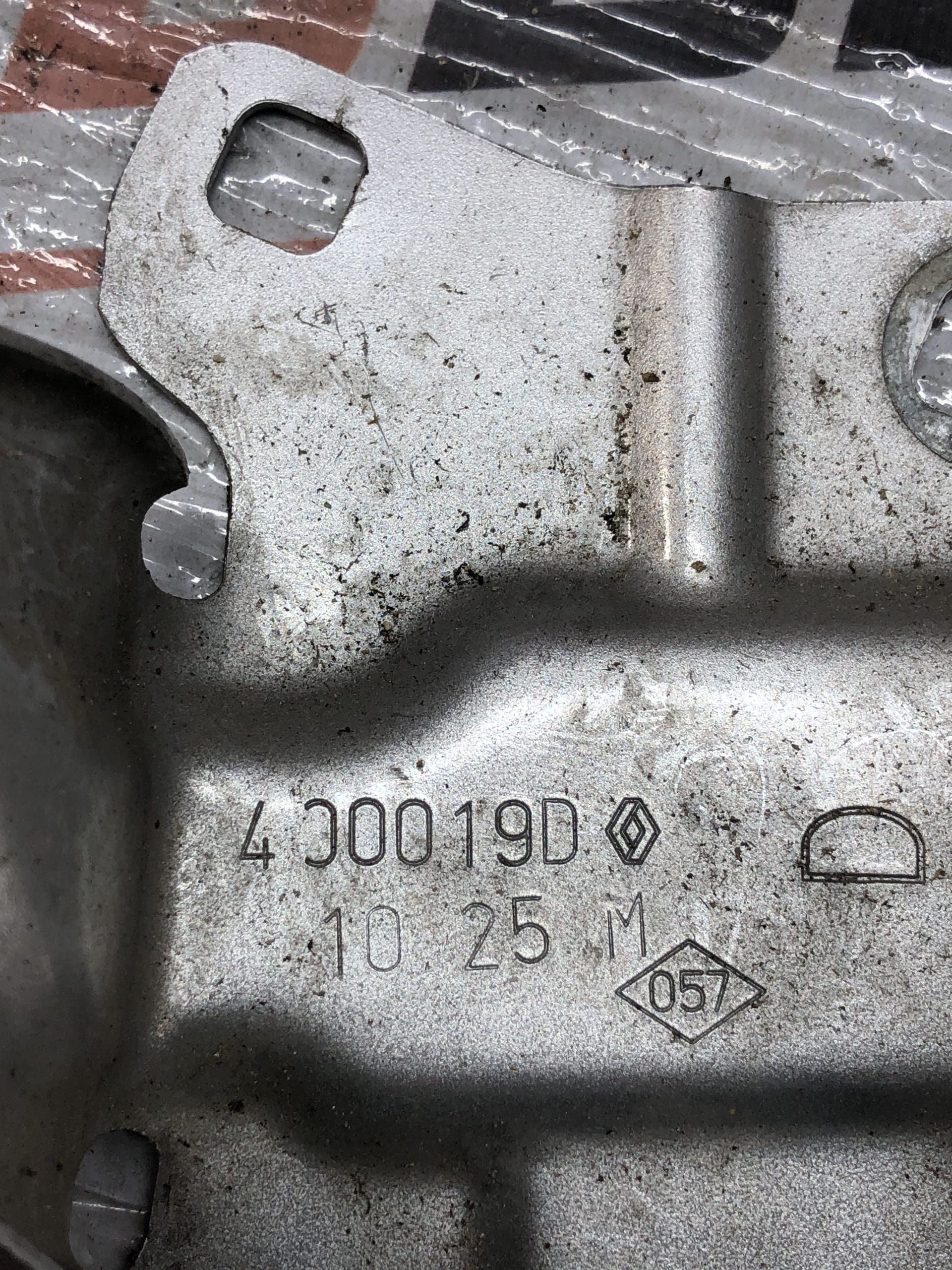 631400032R Кронштейн кріплення крила Renault Laguna III 400019D — Renault Laguna III