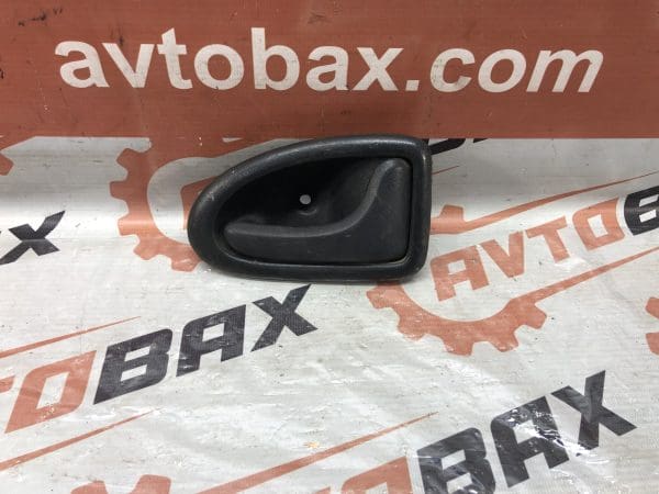 Ручка дверей передньої правої внутрішня Renault Trafic 8200028995 — Nissan Primastar