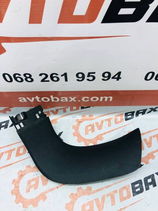 Обшивка дверей задньої ляди права Renault Megane 909020011R — Renault Megane III