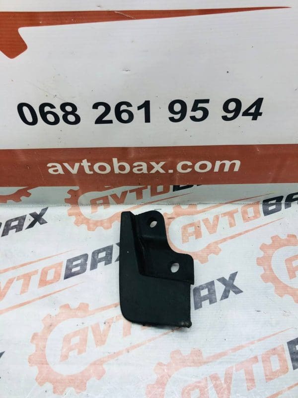 Бризговик передній правий Renault Trafic 8200091702/91167337 — Nissan Primastar